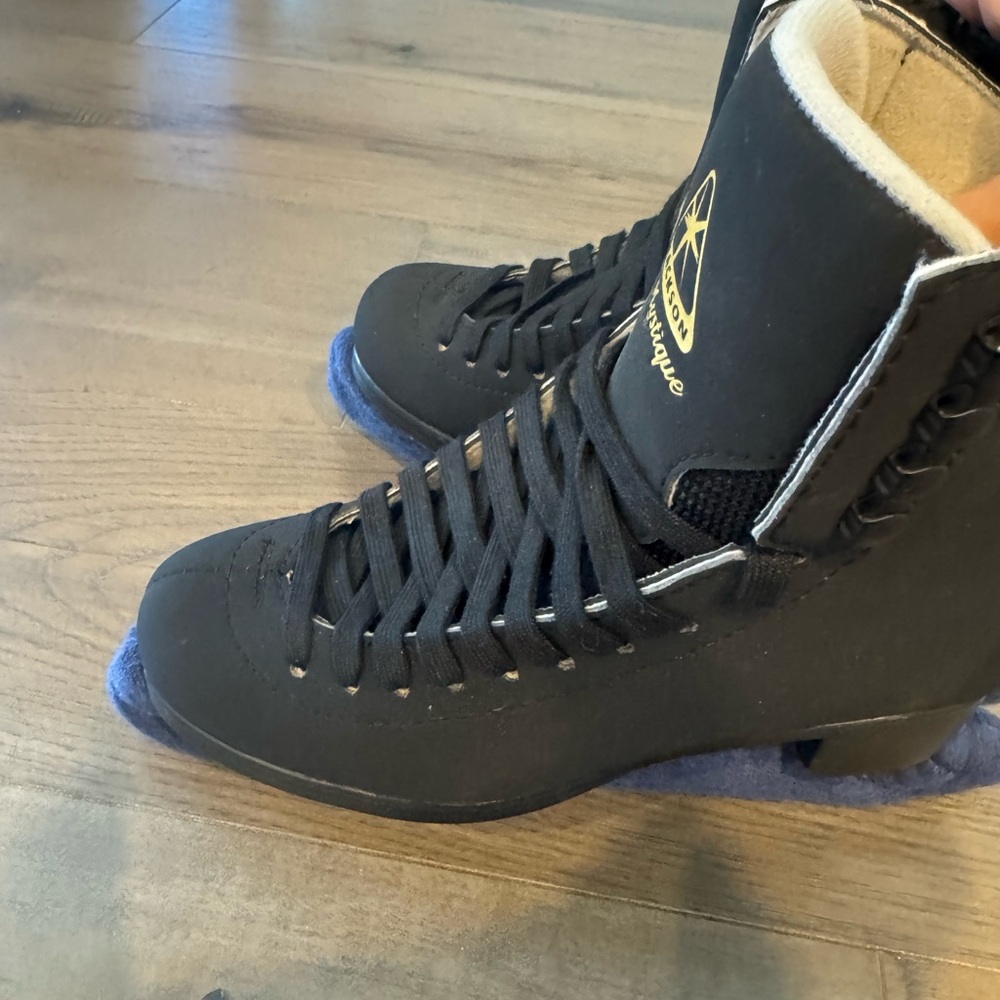 JACKSON ultima ice skates.